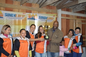 Equipe As Rubis recebe o trofu de Campe dos jogos de Futebol Sete - Feminino. 
