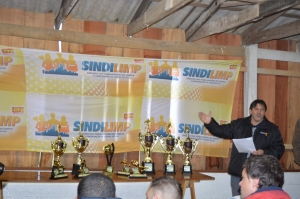 Henrique Silva, presidente do Sindilimp, abriu a solenidade de premiao dos campees. 