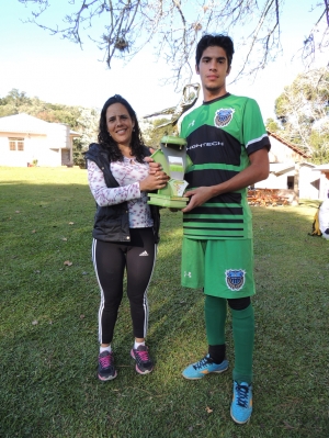 O goleiro menos vazado - Auri de Oliveira recebe o trofu de Azenira. 