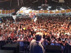 Ato do Dia do Trabalhador rene milhares de pessoas nos Pavilhes