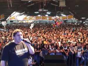 Ato do Dia do Trabalhador rene milhares de pessoas nos Pavilhes