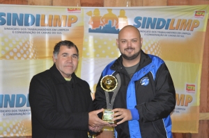 Representante da Equipe Unio recebe o Trofu Disciplina (masculino)