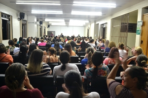 Merendeiras permanecem mobilizadas aps assembleia