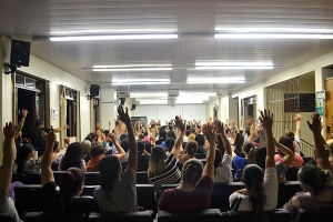 Merendeiras permanecem mobilizadas aps assembleia