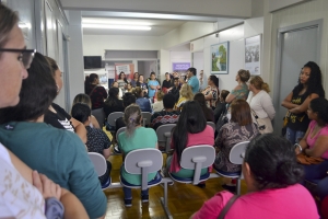 Merendeiras revindicam pagamento de salrios 