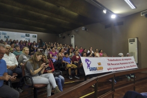Merendeiras revindicam pagamento de salrios 