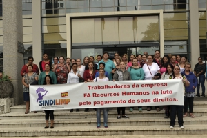 Merendeiras revindicam pagamento de salrios 