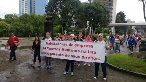 Merendeiras revindicam pagamento de salrios 