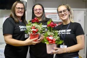 Funcionrias que organizaram a promoo receberam flores