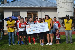 Unio Feminina recebendo o cheque simblico gigante de campes