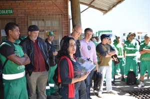 Azenira, presidente em exerccio do Sindilimp, explica os objetivos da ao aos trabalhadores. 