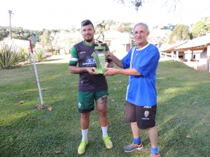 Manoel entrega o trofu para o goleador Jonathan Roge, que fez 15 gols. 